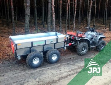 Anhänger Arbeiter im Wald mit Quad