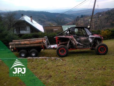 Polaris RZR und Forstanhänger Waldarbeiter