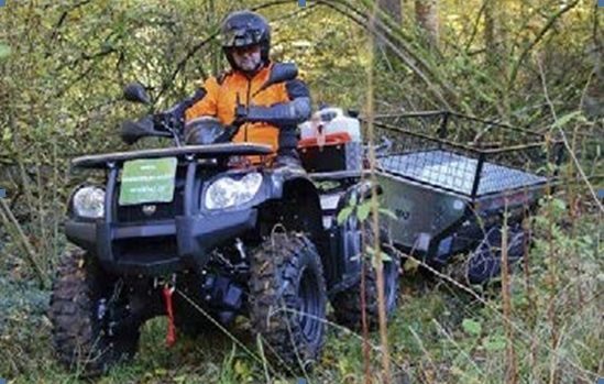 Durch die um 360 Grad drehbare Kupplungsklaue des Anhängers ist das Ge- spann im Wald sicher unterwegs. Selbst wenn der Anhänger umkippen sollte, entsteht so kein Schaden am Fahrzeugrahmen.