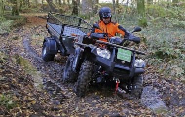 Dank der geringen Spurweite von ATV und Anhänger sind auch ausgefahrene Wege problemlos befahrbar. In schwierigem Gelände zieht das Goes-ATV mit Allradantrieb und kleiner Getriebeuntersetzung das Gespann auch aus tiefen Matschlöchern wieder heraus.