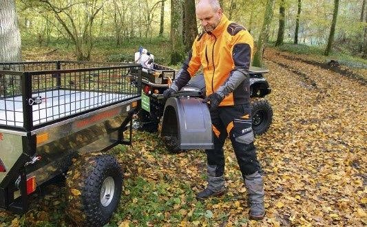 Bei Bedarf lassen sich die Kotflügel des Anhängers abnehmen. Hierzu müssen vier 13er-Schrauben gelöst werden. Wünschenswert wäre ein Stecksystem ohne Schrauben, die im Wald oft verlorengehen.