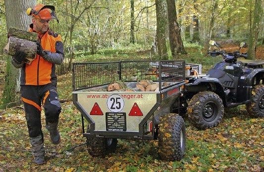Ein halber Raummeter paßt in die Ladewanne, bis an die Kante der Laubgitter sogar nahezu doppelt soviel. Diese Lasten merkt man dem Anhänger aufgrund der stabilen Bauweise nicht an