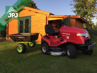 Rasentraktor Honda mit ATV Anhaenger Jober 300