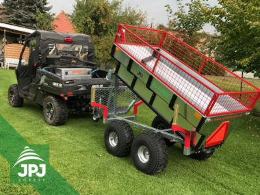 UTV Fahrzeug und Quad Trailer Profi Arbeiter mit dem Gitteraufbau